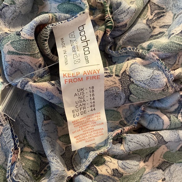 NWT Adorable Boohoo flowy dress!! - Picture 3 of 5